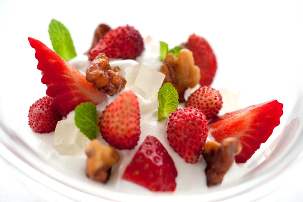 Morangos com sorvete de iogurte — Fotografia de Stock