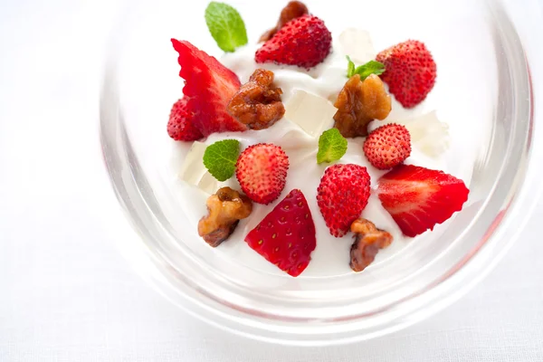 Йогурт с клубникой и орехами — стоковое фото