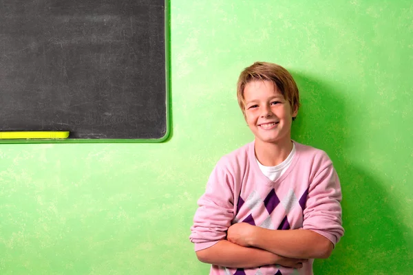 Jovem estudante em sala de aula na frente do quadro-negro — Fotografia de Stock