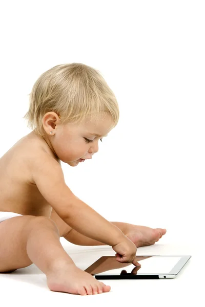 흰색 바탕에 태블릿 여자 아기 — 스톡 사진