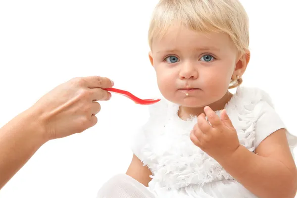 Ritratto di bambina occhi azzurri con mano e cucchiaio — Foto Stock