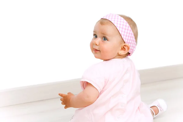 Porträtt av söt baby flicka med rosa huvudet bandet — Stockfoto