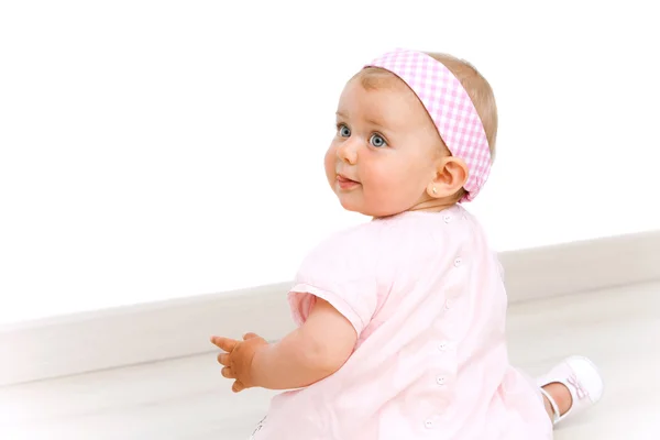 Retrato de linda niña con banda de cabeza rosa — Foto de Stock