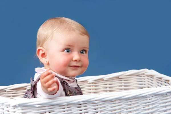 Портрет малыша, сидящего в корзине — стоковое фото