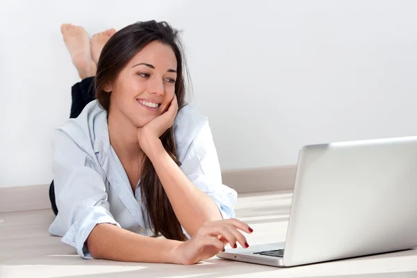 Genç kadın laptop ile zemin döşeme — Stok fotoğraf