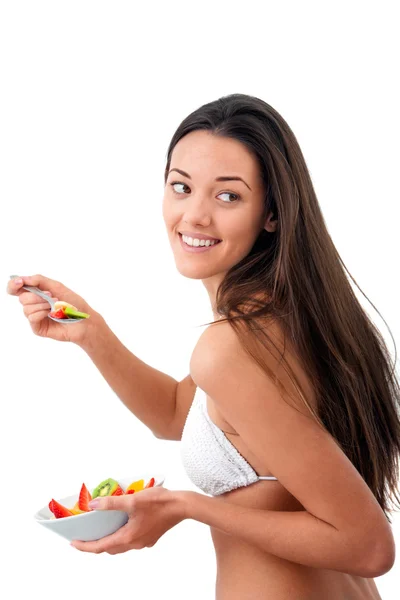 Jeune femme avec bol de fruits . — Photo