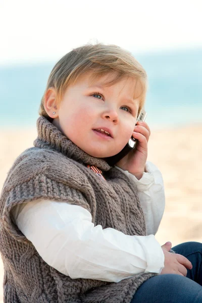 Bébé fille parler sur téléphone mobile . — Photo