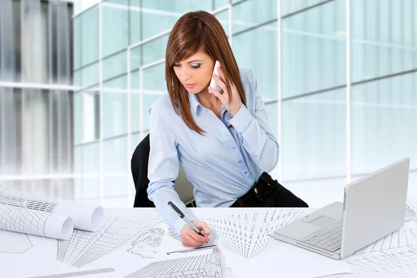 Kvinnliga arkitekt arbetar på skrivbordet. — Stockfoto