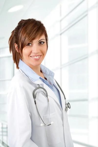 Portret van vrouwelijke arts met een stethoscoop in ziekenhuis. — Stockfoto