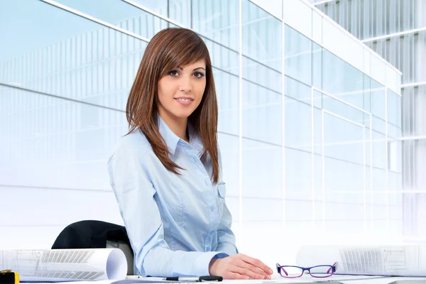 Portrait of female office worker at desk. — Stock Photo, Image