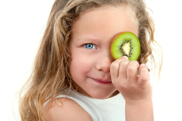 Close up de menina loira segurando frutas . — Fotografia de Stock
