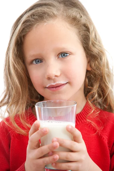 Nahaufnahme von jungen Mädchen, die Milch trinken. — Stockfoto