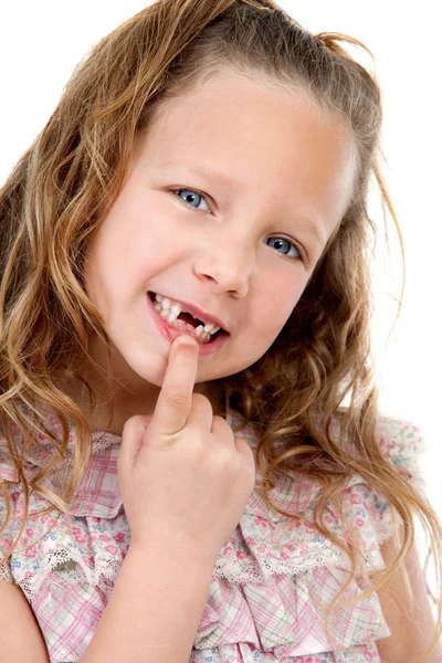 Κοντινό πλάνο με πορτρέτο του κορίτσι προβολή ελλείποντα δόντια. — Φωτογραφία Αρχείου