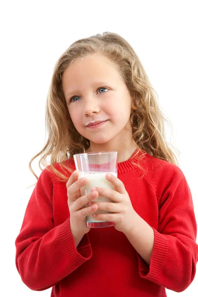 ミルクのガラスを保持しているかわいい女の子. — ストック写真