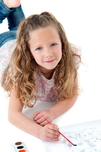 Χαριτωμένο κορίτσι τοποθέτηση δαπέδου ζωγραφική. — Φωτογραφία Αρχείου