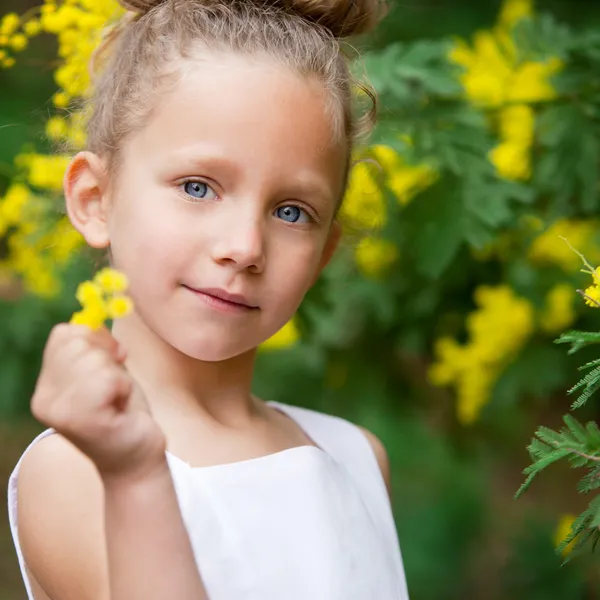 Retrato de menina bonito com oudoors flor . — Fotografia de Stock