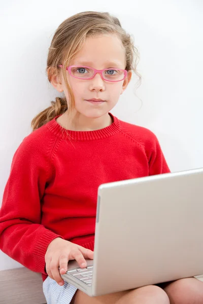 Retrato de menina com laptop . — Fotografia de Stock