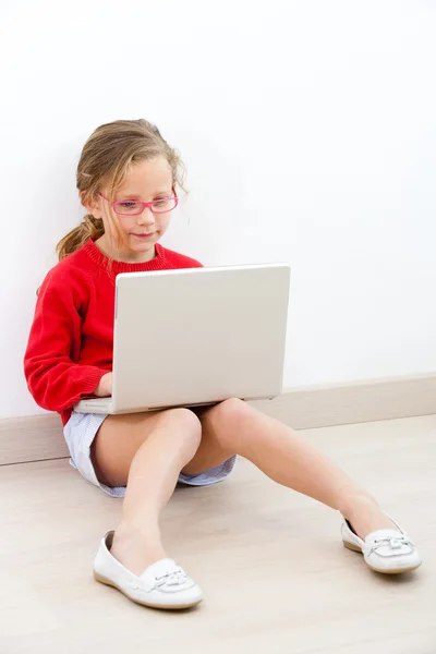Młoda dziewczyna w domu z laptopem. — Zdjęcie stockowe
