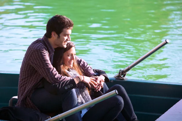 Close-up de casal em pequeno barco — Fotografia de Stock