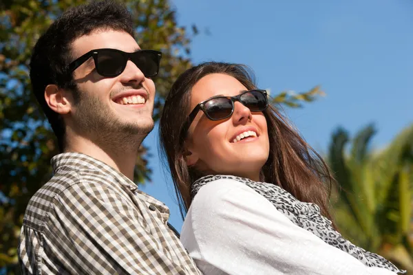 Close up retrato de casal com óculos de sol — Fotografia de Stock