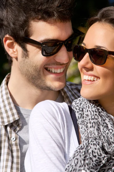 Primer retrato de pareja sonriente con gafas de sol  . — Foto de Stock