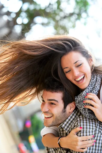 Счастливая пара веселится на открытом воздухе . — стоковое фото