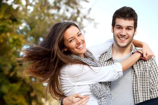 Retrato de casal feliz abraçando ao ar livre . — Fotografia de Stock