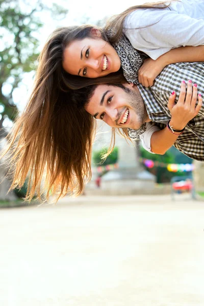 Pareja joven pasando un buen rato al aire libre . —  Fotos de Stock