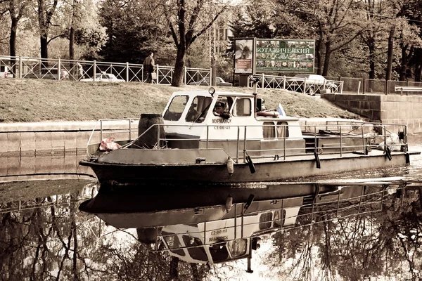 Reflected boat — Stock Photo, Image