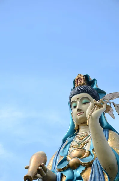 Buda Kuan yin görüntü mavi gökyüzü arka plan ile — Stok fotoğraf