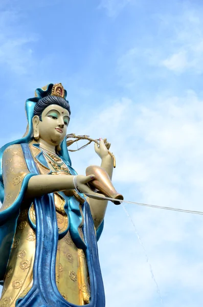 Kuan yin bild av buddha med blå himmel bakgrund — Stockfoto