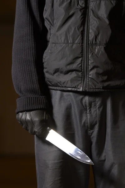 Человек с ножом — стоковое фото