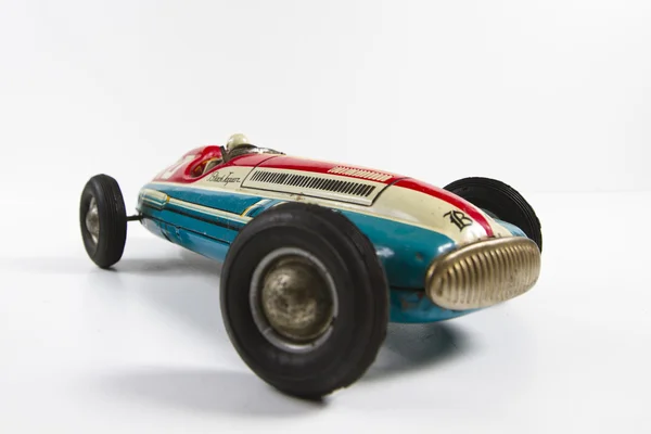Старая игрушечная гоночная машина — стоковое фото