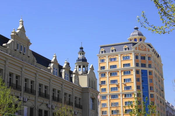 Översidan av byggnader med dekorativa torn — Stockfoto