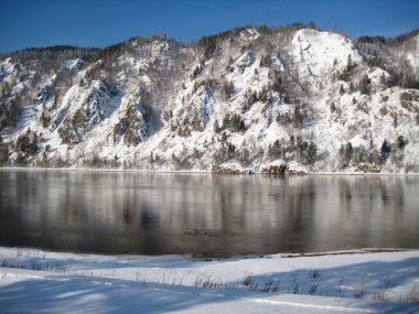 yenisey Nehri yansıyan güzel dağlar