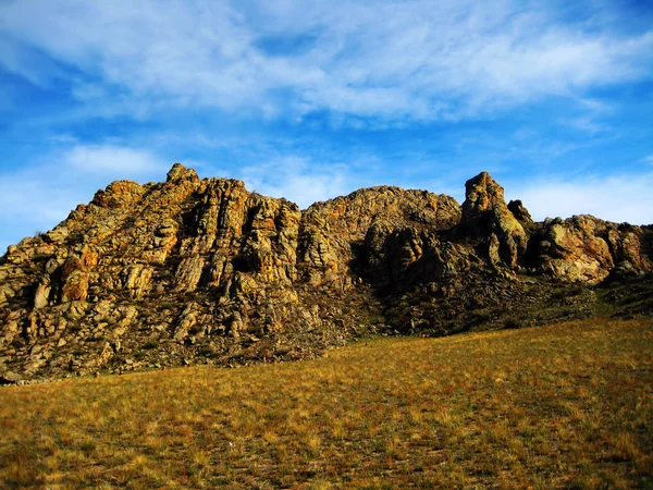 Вигадливий кам'яних ridge в напівпустеля (Тива) Ліцензійні Стокові Фото