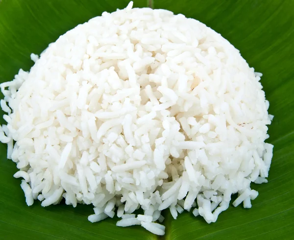 Muz yaprağı üzerinde pişmiş pirinç — Stok fotoğraf