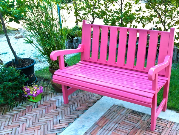 Rosa bänk i trädgården — Stockfoto