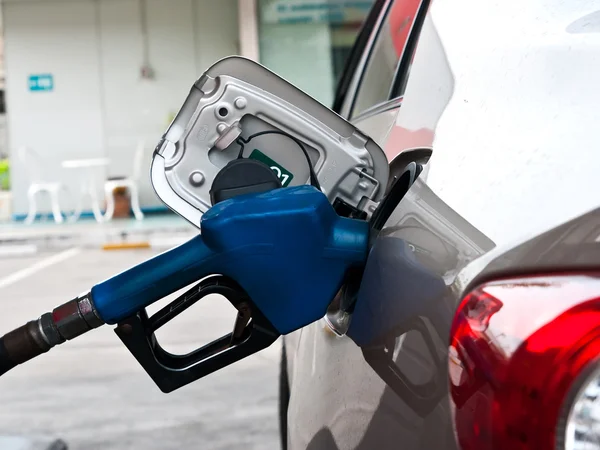 Auto an Tankstelle mit Kraftstoff vollgetankt — Stockfoto