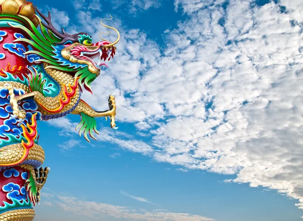 Dragão chinês envolto em torno de pólo — Fotografia de Stock
