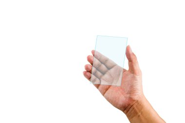 Beyaz arka plan üzerinde izole şeffaf plastik cihaz tutan el