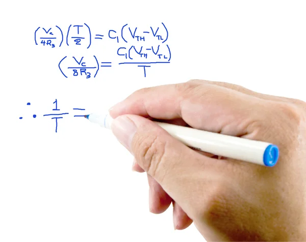 Profesor mano escribiendo una ecuación matemática en una pantalla blanca . — Foto de Stock