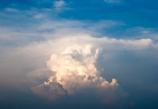 Небо перед бурей — стоковое фото
