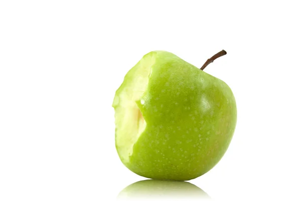 Свіже зелене яблуко з укусом — стокове фото