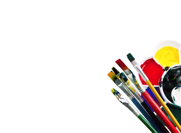 Konstnären palett med penslar — Stockfoto
