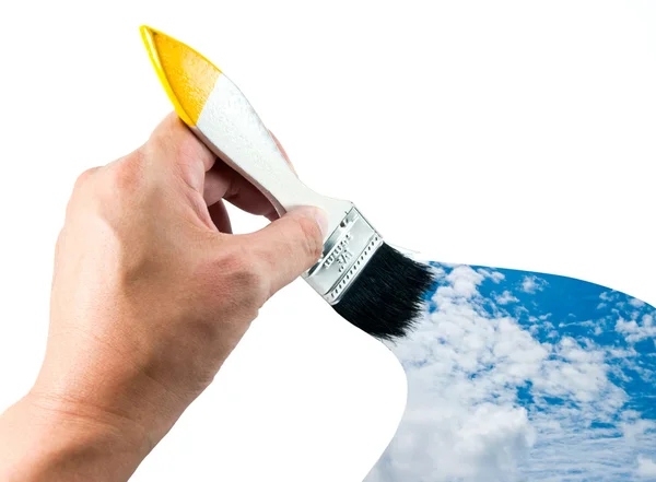 Hand som håller penseln och sky färg — Stockfoto