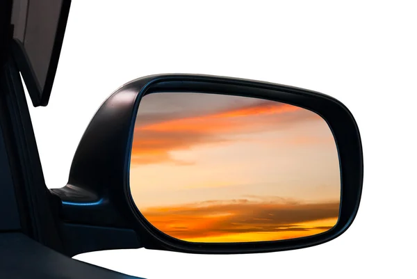 차에 있는 황혼의 하늘 거울에 고립 된 흰색 배경 — 스톡 사진