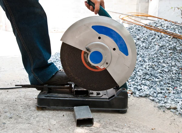 Trabajador que usa sierra circular eléctrica — Foto de Stock