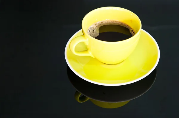 Kop kaffe med glas refleksion på bordet - Stock-foto