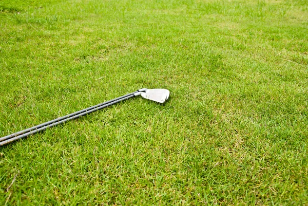 Гольф-клуб на траве — стоковое фото